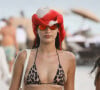 Bella Hadid en bikini Leopard prend du bon temps à la plage à Miami avec des amis le 13 novembre 2021 