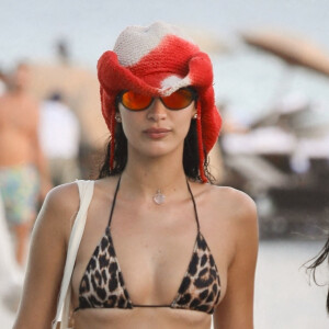 Bella Hadid en bikini Leopard prend du bon temps à la plage à Miami avec des amis le 13 novembre 2021 