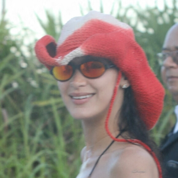 Bella Hadid en bikini Leopard prend du bon temps à la plage à Miami avec des amis le 13 novembre 2021 