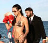Bella Hadid en bikini Leopard prend du bon temps à la plage à Miami avec des amis le 13 novembre 2021 