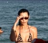 Bella Hadid en bikini Leopard prend du bon temps à la plage à Miami avec des amis le 13 novembre 2021