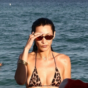 Bella Hadid en bikini Leopard prend du bon temps à la plage à Miami avec des amis le 13 novembre 2021