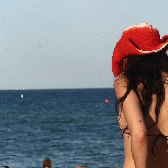 Bella Hadid en bikini Leopard prend du bon temps à la plage à Miami avec des amis le 13 novembre 2021