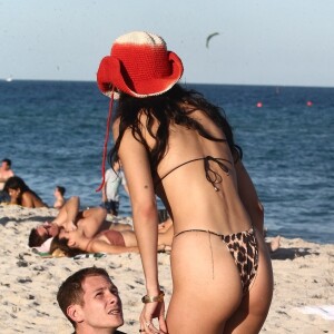 Bella Hadid en bikini Leopard prend du bon temps à la plage à Miami avec des amis le 13 novembre 2021