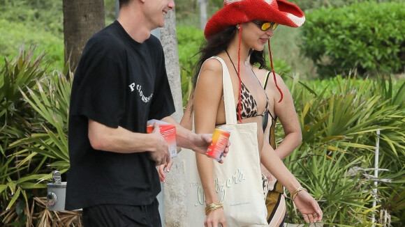 Bella Hadid, sexy en bikini léopard aux côtés de son compagnon Marc Kalman