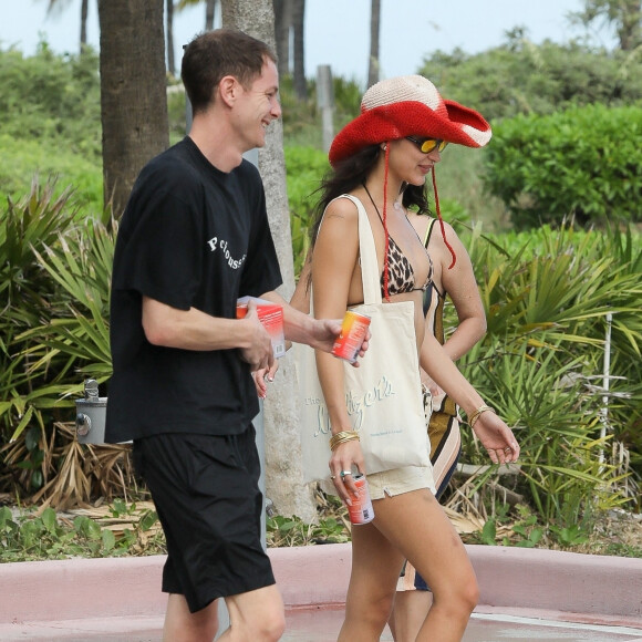 Bella Hadid et son compagnon Marc Kalman - Bella Hadid en bikini Leopard prend du bon temps à la plage à Miami avec des amis.