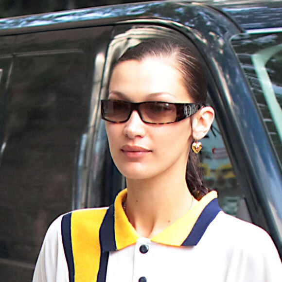 Bella Hadid dans les rues de New York la veille de son anniversaire (25 ans), le 8 octobre 2021. 