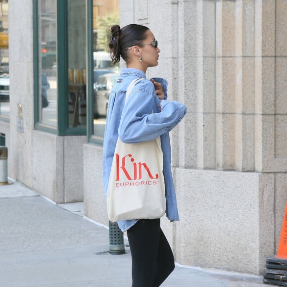 Bella Hadid (avec un Tote bag de sa marque de boisson sans alcool Kin Euphorics) à son arrivée à son domicile à New York. Le 7 octobre 2021