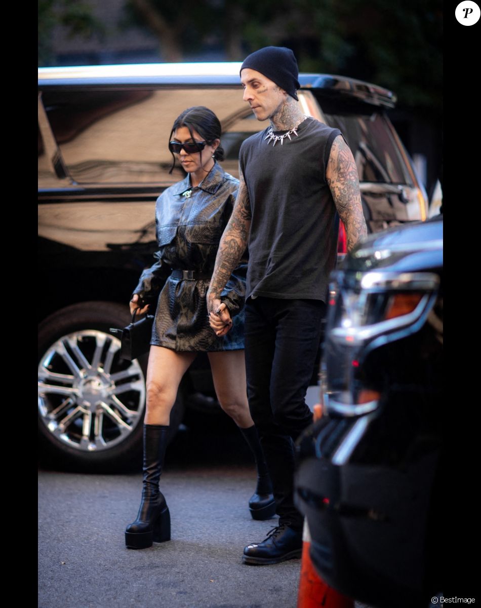 Exclusif - Kourtney Kardashian et son compagnon Travis Barker sont de retour à leur hôtel à New York le 14 octobre 2021.