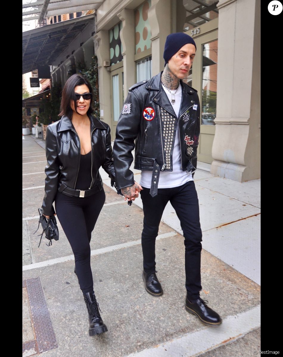 Kourtney Kardashian et son compagnon Travis Barker se promènent avant de rejoindre les studios de l'émission "Saturday Night Live" à New York.