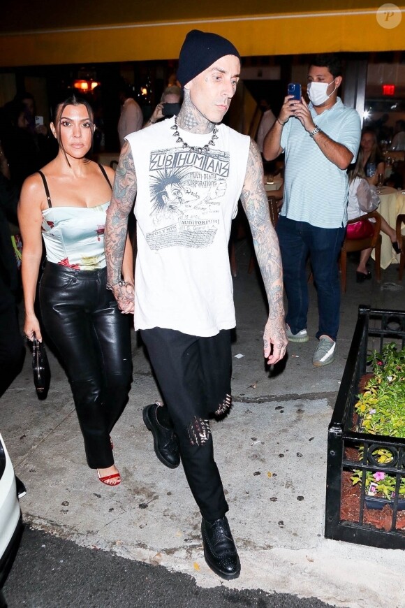 Kourtney Kardashian et son compagnon Travis Baker arrivent au dîner des "Music Video Awards (MVA)" à New York, le 12 septembre 2021.