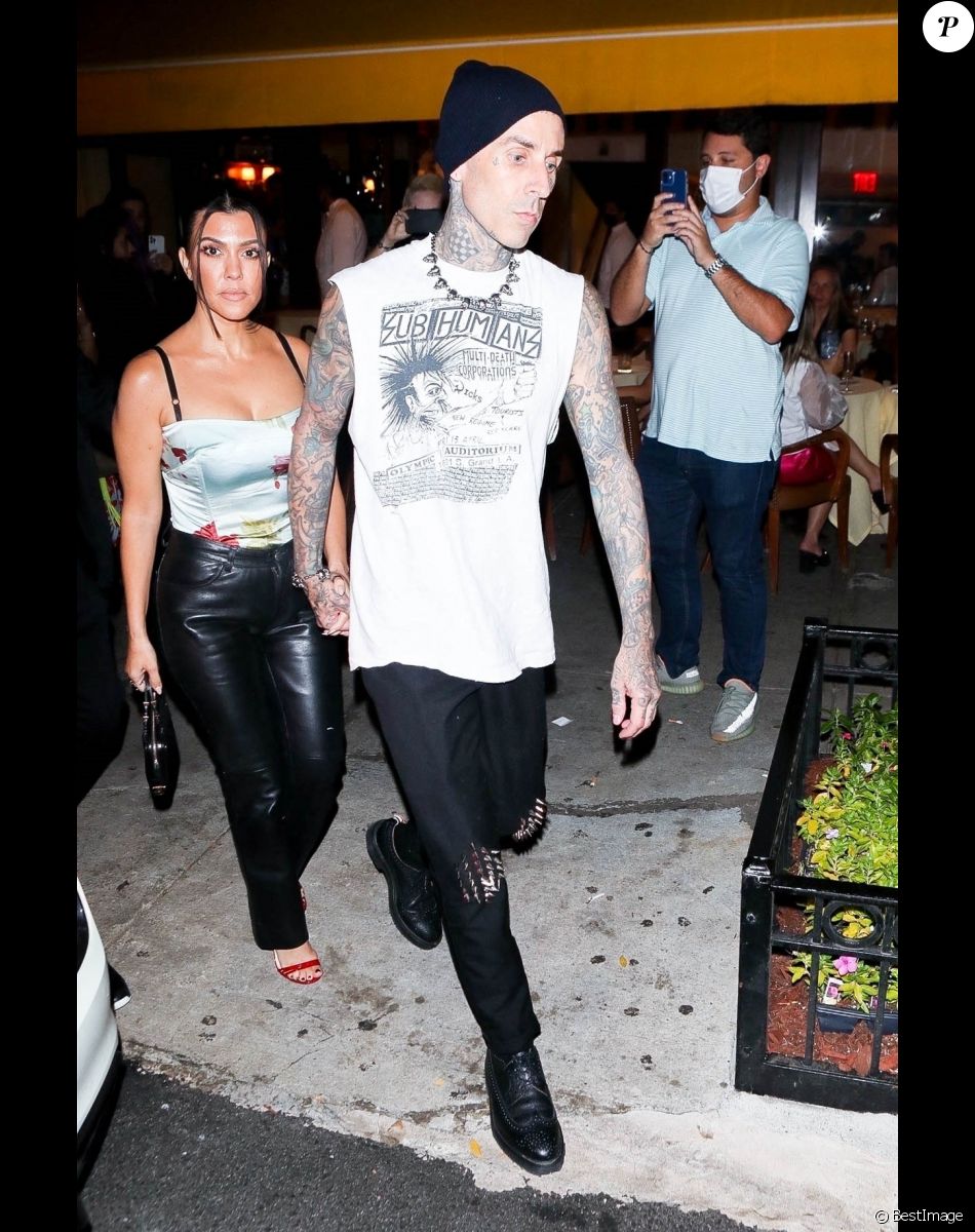 Kourtney Kardashian et son compagnon Travis Baker arrivent au dîner des "Music Video Awards (MVA)" à New York, le 12 septembre 2021.