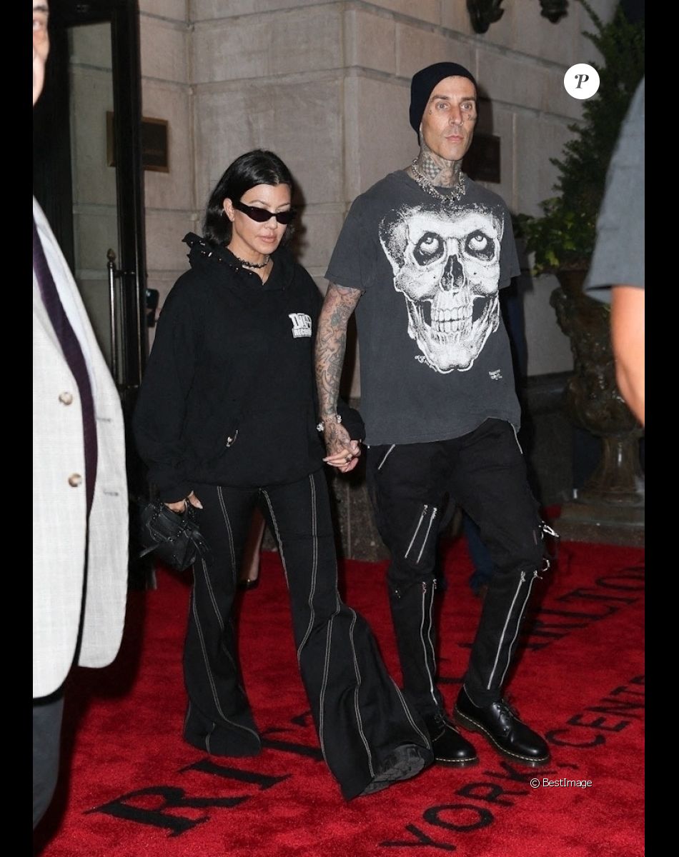 Kourtney Kardashian et son compagnon Travis Baker à la sortie de l'hôtel Ritz-Carlton à New York, le 13 septembre 2021.