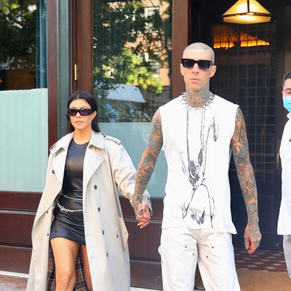 Kourtney Kardashian et son compagnon Travis Barker à la sortie de leur hôtel à New York City, New York, Etats-Unis, le 15 octobre 2021.