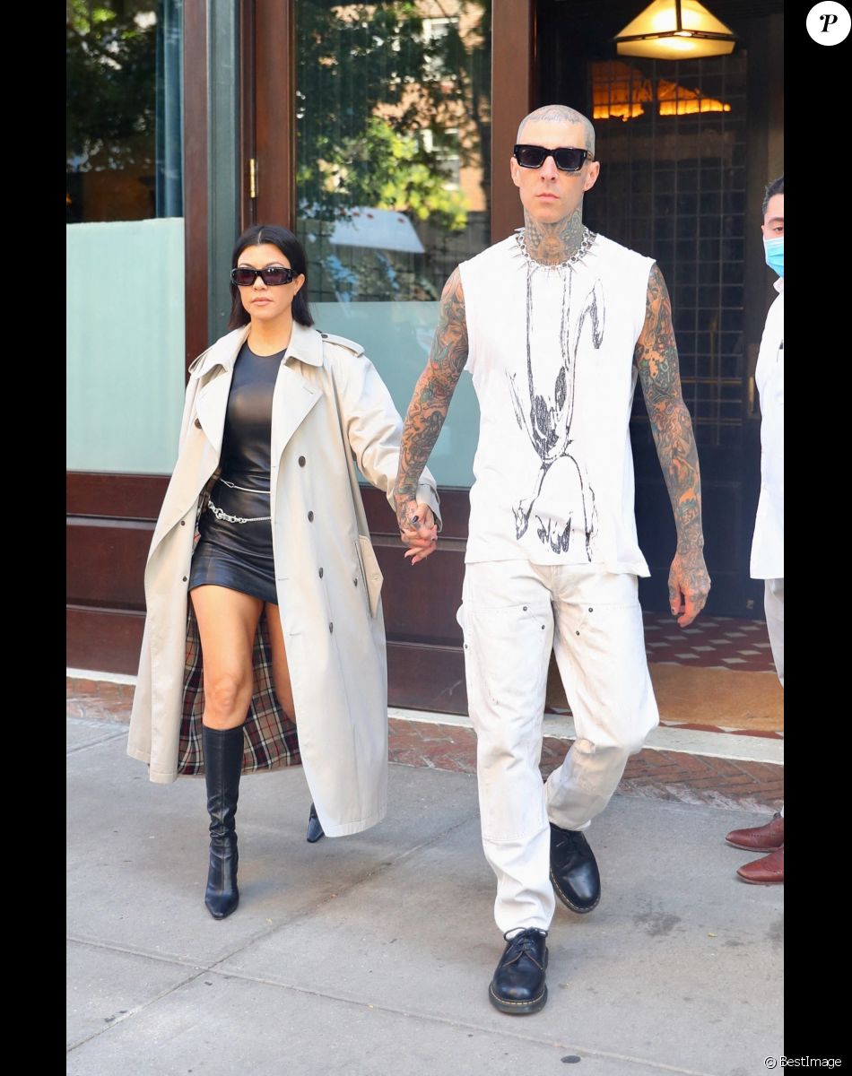 Kourtney Kardashian et son compagnon Travis Barker à la sortie de leur hôtel à New York City, New York, Etats-Unis, le 15 octobre 2021.