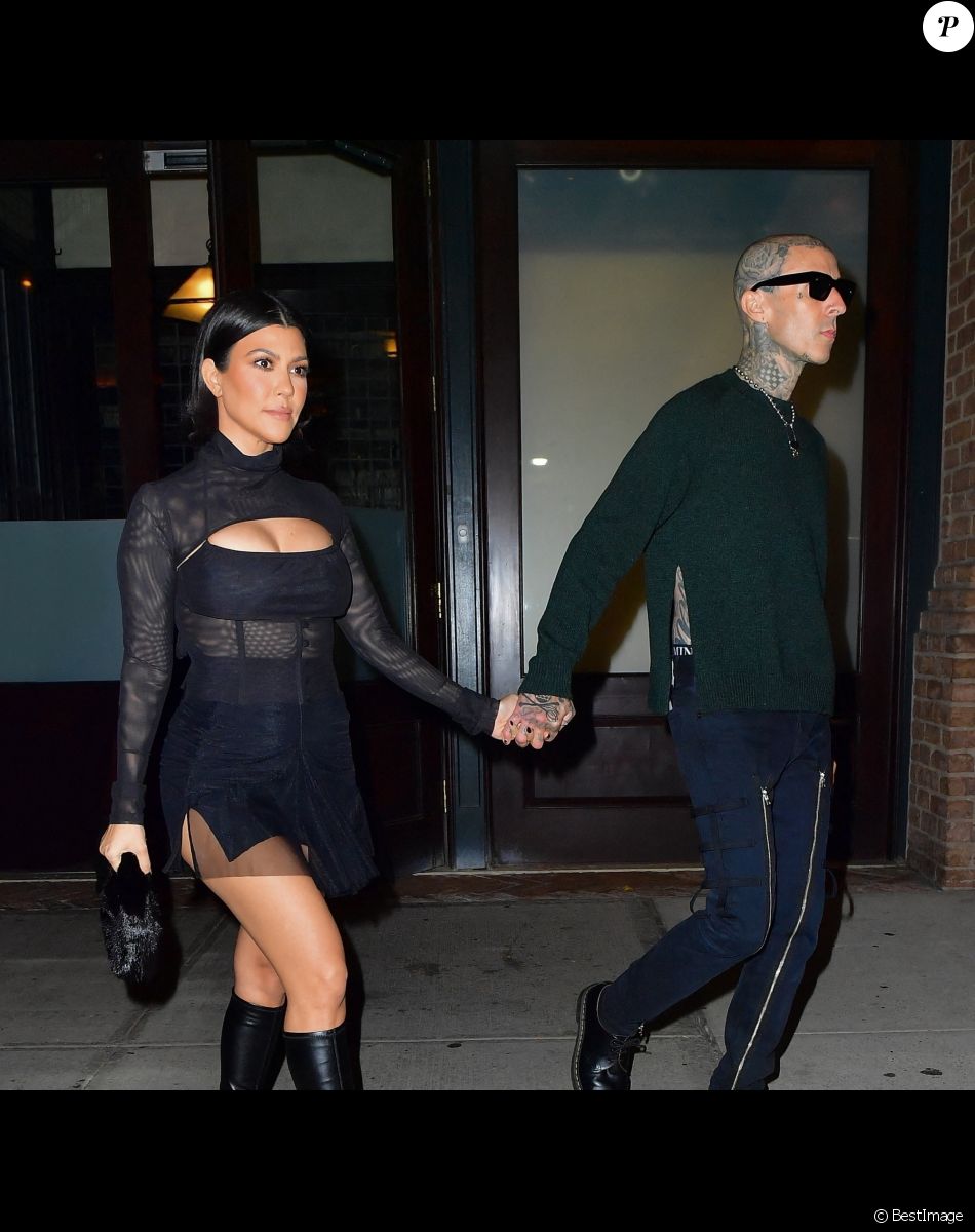 Exclusif - Kourtney Kardashian quitte son hôtel avec son compagnon Travis Barker pour aller dîner avec sa soeur Kendall à New York le 14 octobre 2021.