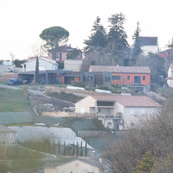 La maison en construction de Delphine Jubillar (Aussaguel) , disparue sans laisser de traces depuis le 16 décembre 2020 à Cagnac les Mines dans le Tarn. Un gendarme et une équipe du service des eaux ont mené des investigations pour chercher des traces dans le réseau raccordé à la maison. Le 7 janvier 2021  © Frédéric Maligne / Bestimage