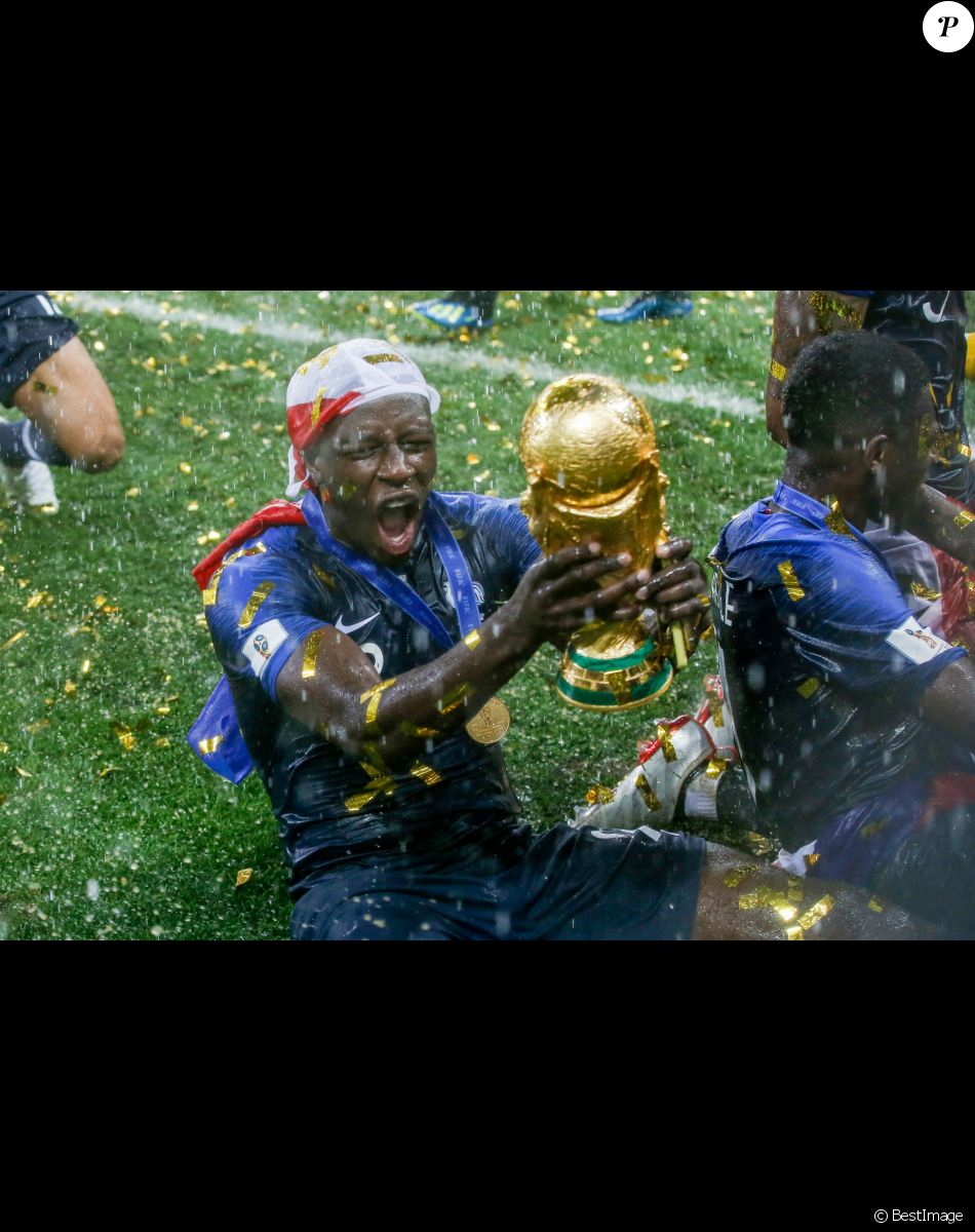 Benjamin Mendy - L'équipe de France célèbre son deuxième titre de Champion du Monde sur la pelouse du stade Loujniki après leur victoire sur la Croatie (4-2) en finale de la Coupe du Monde 2018