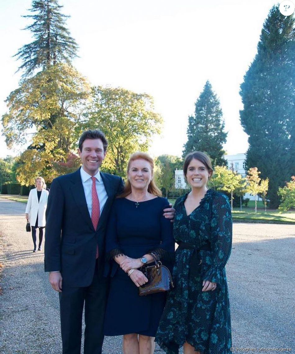 La princesse Eugenie (en robe Claudie Pierlot), son mari Jack Brooksbank et sa mère Sarah Ferguson, sur Instagram en mars 2020.