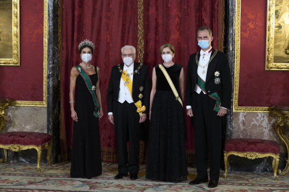 Le roi Felipe VI et la reine Letizia d'Espagne, reçoivent Sergio Mattarella, président de la République italienne et sa femme Laura, pour un dîner de gala au Palais Royal à Madrid, le 16 novembre 2021. © Jack Abuin/Zuma Press/Bestimage