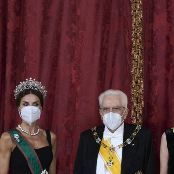 Le roi Felipe VI et la reine Letizia d'Espagne, reçoivent Sergio Mattarella, président de la République italienne et sa femme Laura, pour un dîner de gala au Palais Royal à Madrid, le 16 novembre 2021. © Jack Abuin/Zuma Press/Bestimage