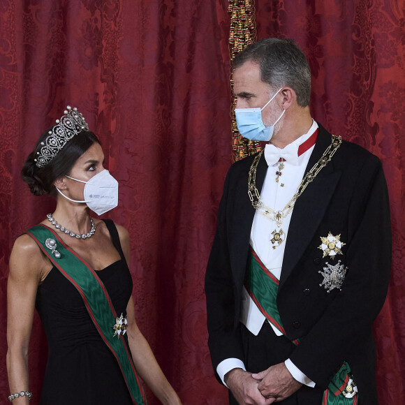 Le roi Felipe VI et la reine Letizia d’Espagne, reçoivent Sergio Mattarella, président de la République italienne et sa femme Laura, pour un dîner de gala au Palais Royal à Madrid, le 16 novembre 2021. © Jack Abuin/Zuma Press/Bestimage 