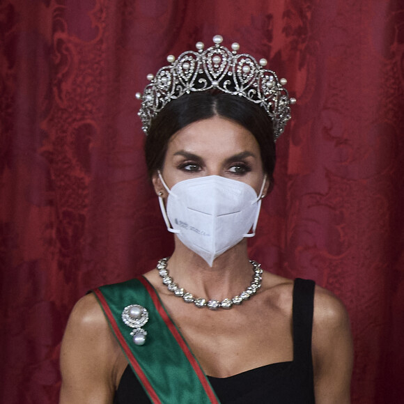 Le roi Felipe VI et la reine Letizia d’Espagne, reçoivent Sergio Mattarella, président de la République italienne et sa femme Laura, pour un dîner de gala au Palais Royal à Madrid, le 16 novembre 2021. © Jack Abuin/Zuma Press/Bestimage 