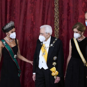 Le roi Felipe VI et la reine Letizia d’Espagne, reçoivent Sergio Mattarella, président de la République italienne et sa femme Laura, pour un dîner de gala au Palais Royal à Madrid, le 16 novembre 2021. © Jack Abuin/Zuma Press/Bestimage 