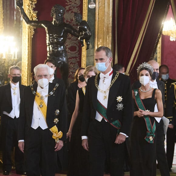 Le roi Felipe VI et la reine Letizia d’Espagne, reçoivent Sergio Mattarella, président de la République italienne et sa femme Laura, pour un dîner de gala au Palais Royal à Madrid, le 16 novembre 2021. © Jack Abuin/Zuma Press/Bestimage 