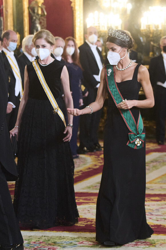 Le roi Felipe VI et la reine Letizia d’Espagne, reçoivent Sergio Mattarella, président de la République italienne et sa femme Laura, pour un dîner de gala au Palais Royal à Madrid, le 16 novembre 2021. © Jack Abuin/Zuma Press/Bestimage 
