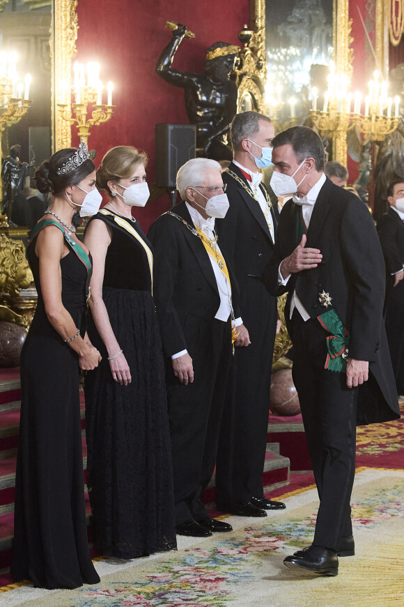 Le roi Felipe VI et la reine Letizia d’Espagne, reçoivent Sergio Mattarella, président de la République italienne et sa femme Laura, pour un dîner de gala au Palais Royal à Madrid, le 16 novembre 2021. © Jack Abuin/Zuma Press/Bestimage 