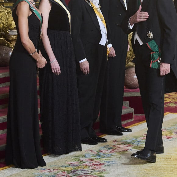 Le roi Felipe VI et la reine Letizia d’Espagne, reçoivent Sergio Mattarella, président de la République italienne et sa femme Laura, pour un dîner de gala au Palais Royal à Madrid, le 16 novembre 2021. © Jack Abuin/Zuma Press/Bestimage 