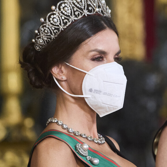 Le roi Felipe VI et la reine Letizia d’Espagne, reçoivent Sergio Mattarella, président de la République italienne et sa femme Laura, pour un dîner de gala au Palais Royal à Madrid, le 16 novembre 2021. © Jack Abuin/Zuma Press/Bestimage 