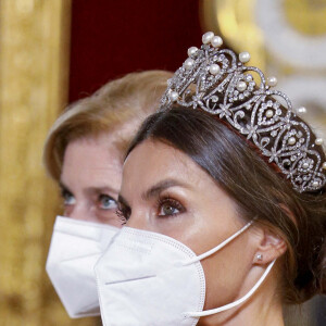 Le roi Felipe VI et la reine Letizia d'Espagne, reçoivent Sergio Mattarella, président de la République italienne et sa femme Laura, pour un dîner de gala au Palais Royal à Madrid, le 16 novembre 2021.