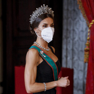 La reine Letizia d'Espagne reçoit Sergio Mattarella, président de la République italienne et sa femme Laura, pour un dîner de gala au Palais Royal à Madrid.