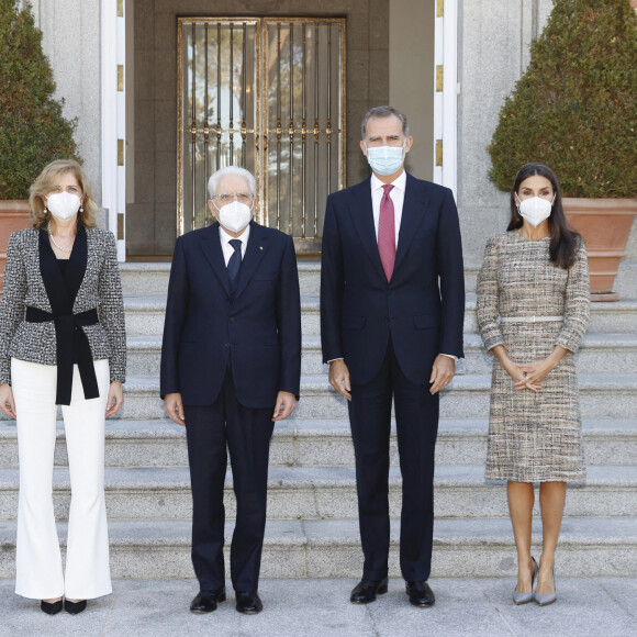 Le président italien Sergio Mattarella et sa fille Laura reçus à déjeuner par le roi Felipe VI et la reine Letizia d'Espagne, au palais de la Zarzuela à Madrid, le 16 novembre 2021.