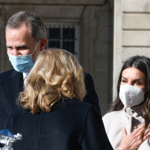 Le roi Felipe VI et la reine Letizia d'Espagne, accueillent le président italien Sergio Mattarella et sa fille Laura au palais royal à Madrid, en présence du Premier ministre, Pedro Sanchez. Le 16 novembre 2021.