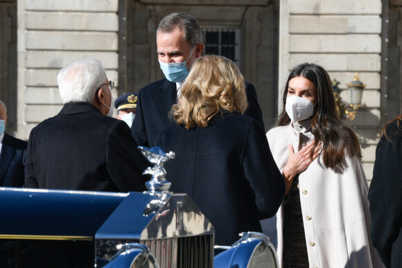 Le roi Felipe VI et la reine Letizia d'Espagne, accueillent le président italien Sergio Mattarella et sa fille Laura au palais royal à Madrid, en présence du Premier ministre, Pedro Sanchez. Le 16 novembre 2021.