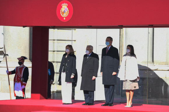 Le roi Felipe VI et la reine Letizia d'Espagne, accueillent le président italien Sergio Mattarella et sa fille Laura au palais royal à Madrid, en présence du Premier ministre, Pedro Sanchez. Le 16 novembre 2021.
