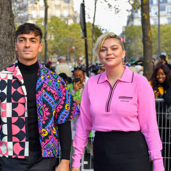 Louane Emera et son compagnon Florian Rossi arrivent au défilé de mode Miu Miu lors de la Fashion Week printemps/été 2022 à Paris, le 5 octobre 2021. © Veeren Ramsamy-Christophe Clovis/Bestimage