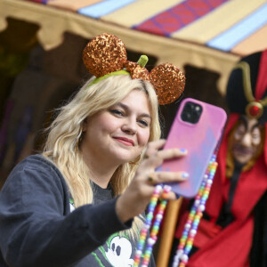 Louane Emera - Disneyland Paris inaugure la saison d'Halloween avec la présence de plusieurs célébrités françaises, le 25 septembre 2021.