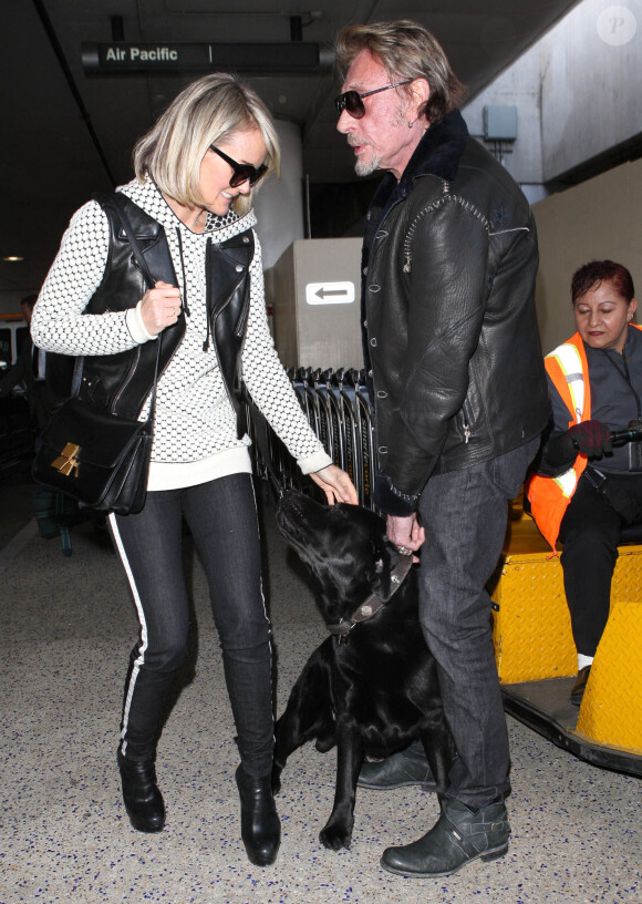 Johnny Hallyday, Laeticia et leurs filles Jade et Joy arrivent à l'aéroport de Los Angeles avec leur chien Santos. Le 10 fevrier 2013.