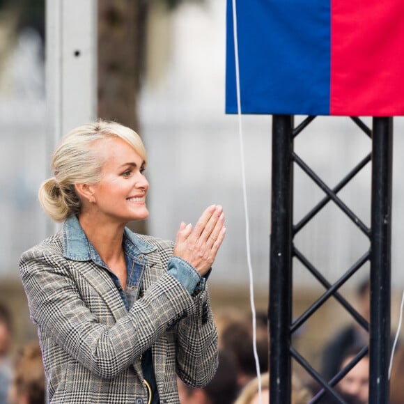 Laeticia Hallyday - Inauguration de l'esplanade "Johnny Hallyday" et de la statue "Quelque chose de ..." de l'artiste Bertrand Lavier sur le parvis de la salle de concert AccorHotels Arena Paris Bercy. Le 14 septembre 2021.