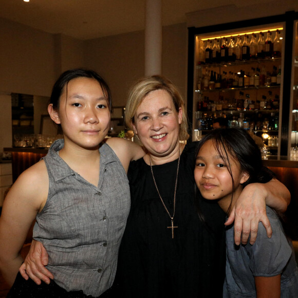 Exclusif - Hélène Darroze et ses filles Charlotte et Quitterie ont suivi la finale de l'émission "Top Chef" depuis son restaurant La Joia à Paris, où elle avait installé une télévision.  © Dominique Jacovides / Bestimage