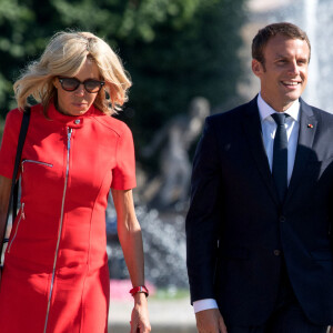 Brigitte Macron (Robe Nicolas Ghesquière pour Louis Vuitton) et le président Emmanuel Macron lors de la séance photo dans le parc Mirabell à Salzbourg le 23 août 2017.