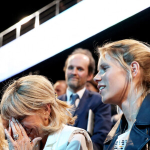 Brigitte Macron et ses enfants Laurence Auzière Jourdan (cardiologue), Tiphaine Auzière (avocate) et Sébastien Auzière (chercheur en laboratoire pharmaceutique) - La famille, les amis et soutiens d'Emmanuel Macron dans les tribunes lors du grand meeting d'Emmanuel Macron à l'AccorHotels Arena à Paris, le lundi 17 avril 2017. © Dominique Jacovides - Sébastien Valiela / Bestimage 