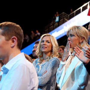 Brigitte Macron et ses enfants Laurence Auzière Jourdan (cardiologue), Tiphaine Auzière (avocate) et Sébastien Auzière (chercheur en laboratoire pharmaceutique), Line Renaud - La famille, les amis et soutiens d'Emmanuel Macron dans les tribunes lors du grand meeting d'Emmanuel Macron à l'AccorHotels Arena à Paris, le lundi 17 avril 2017. © Dominique Jacovides - Sébastien Valiela / Bestimage 