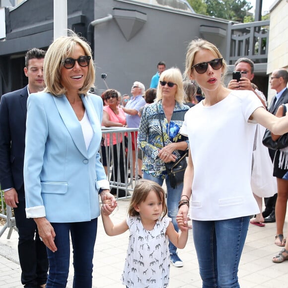 La première dame Brigitte Macron (Trogneux), sa fille Tiphaine Auzière et sa fille Elise vont voter à la mairie du Touquet pour le second tour des législatives, au Touquet le 18 juin 2017.  © Sébastien Valiela-Dominique Jacovides/Bestimage 