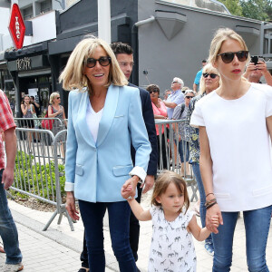 La première dame Brigitte Macron (Trogneux), sa fille Tiphaine Auzière et sa fille Elise vont voter à la mairie du Touquet pour le second tour des législatives, au Touquet le 18 juin 2017. Merci de flouter le visage des enfants avant publication - © Sébastien Valiela-Dominique Jacovides/Bestimage 