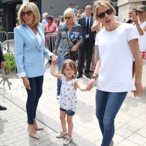 La première dame Brigitte Macron (Trogneux), sa fille Tiphaine Auzière et sa fille Elise vont voter à la mairie du Touquet pour le second tour des législatives, au Touquet le 18 juin 2017. Merci de flouter le visage des enfants avant publication - © Sébastien Valiela-Dominique Jacovides/Bestimage 